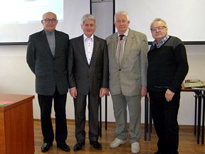 Foto - Filateliści w ZS nr 2 w Lesznie
