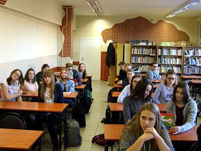 Foto - Filateliści w ZS nr 2 w Lesznie