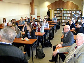 Foto - Filateliści w ZS nr 2 w Lesznie
